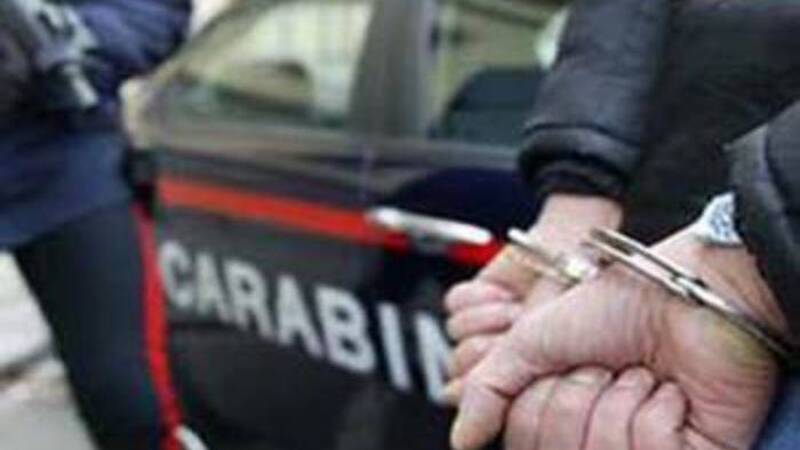 Ruba un&rsquo;auto, che non parte, e chiede una spinta a due passanti: arrestato