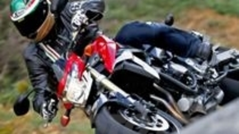 Suzuki GSR750 con accessori in omaggio sino a fine anno