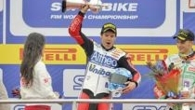 Superbike. Checa domina Gara2 a Donington