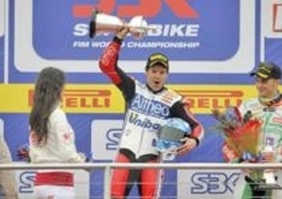 Superbike. Checa domina Gara2 a Donington