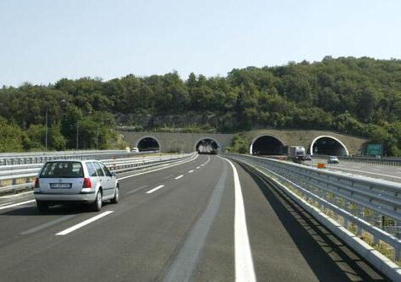 In bici in tangenziale di notte: fermati un 17enne e un 18enne