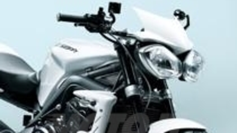 Triumph Street Triple 2012 standard e R. Le prime immagini