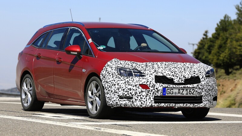 Opel Astra: restyling frontale per la station wagon [Foto spia]