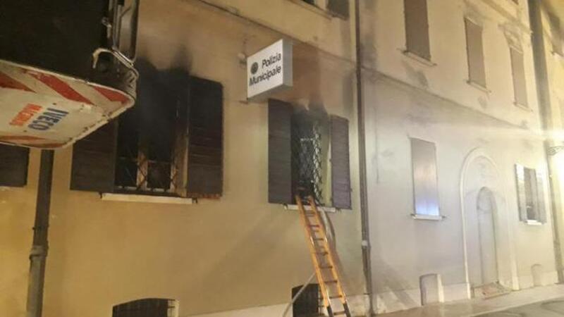 Mirandola, d&agrave; fuoco al comando della Polizia Municipale. Due morti