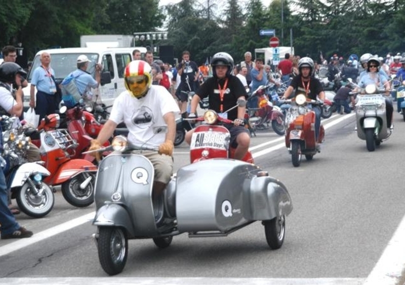 Vespa festeggia 65 anni con una parata 