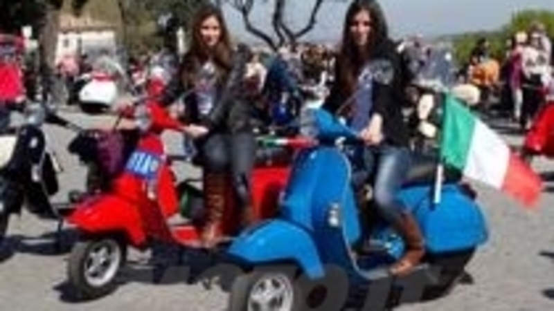 Parata a Roma per i 65 anni di Vespa