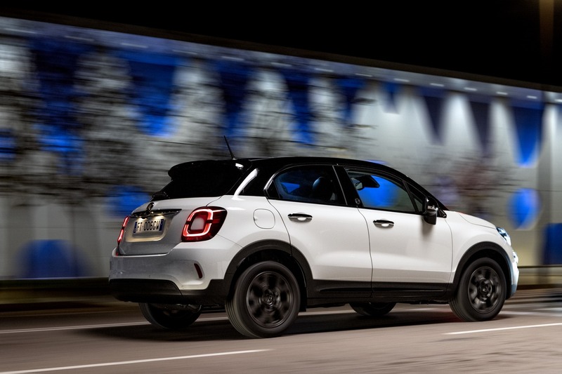 La Fiat 500X anniversario si distingue per la colorazione speciale bicolor