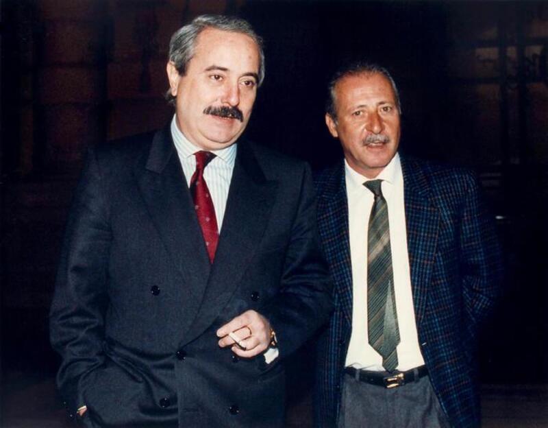 Giovanni Falcone e Paolo Borsellino, che sar&agrave; ucciso nel luglio dello stesso anno