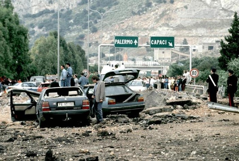 Strage di Capaci, il guard rail rosso, il monumento e le Fiat Croma in ricordo di Giovanni Falcone