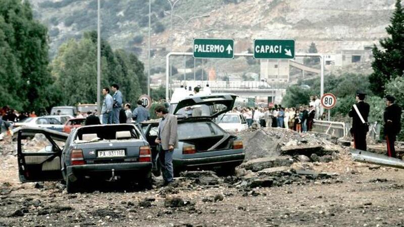 Strage di Capaci, il guard rail rosso, il monumento e le Fiat Croma in ricordo di Giovanni Falcone