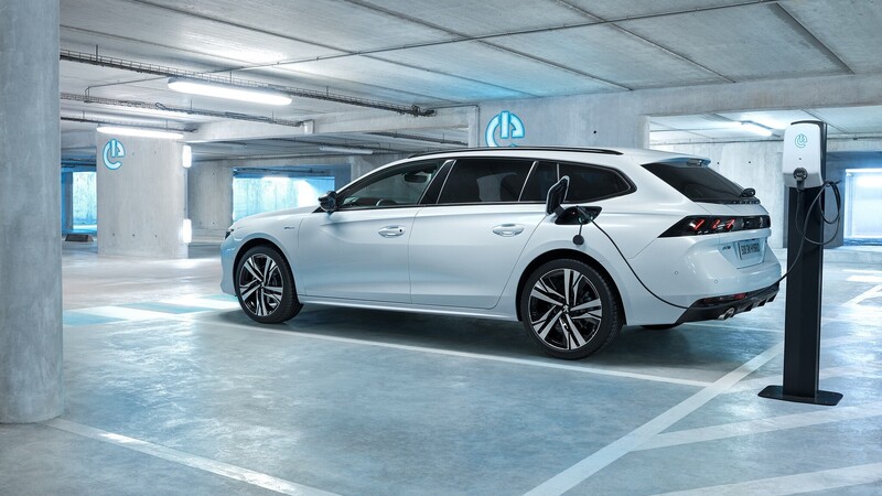 Peugeot 508 HYbrid: plug-in da 225 CV e 40 km di autonomia