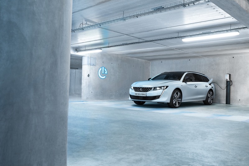 Peugeot 508 HYbrid: plug-in da 225 CV e 40 km di autonomia