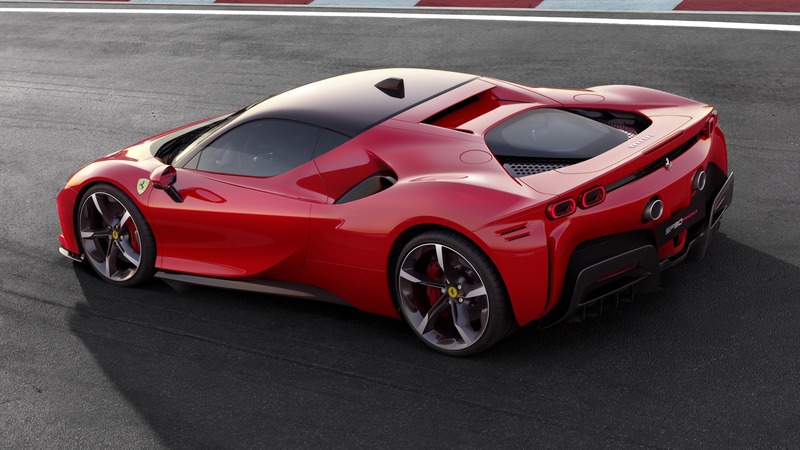 Ferrari SF90 Stradale, Manzoni: &laquo;Un po&rsquo; vettura da corsa, un po&rsquo; astronave&raquo; [Video]