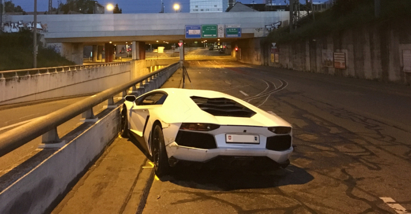 Svizzera, Lamborghini non riesce a seminare polizia che la insegue: il conducente drogato senza patente finisce fuori strada