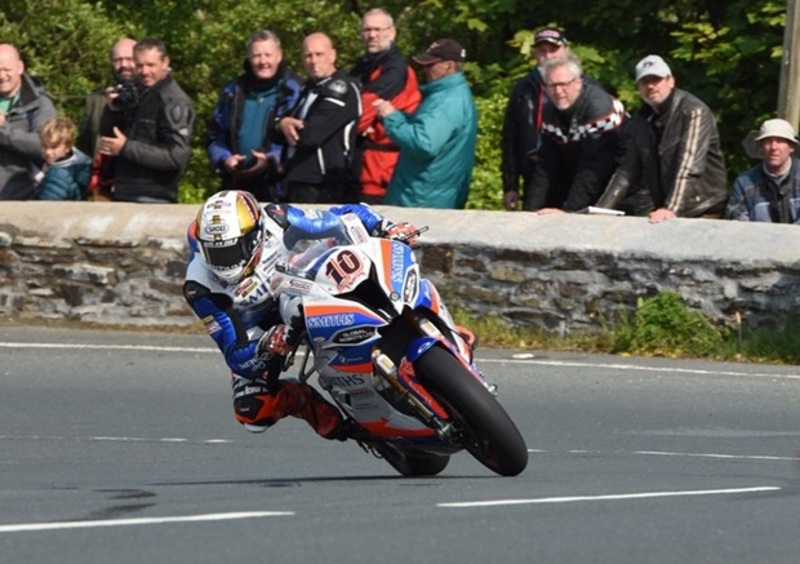 TT 2019, Superbike: bandiera rossa, ma vince Hickman