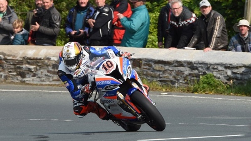 TT 2019, Superbike: bandiera rossa, ma vince Hickman