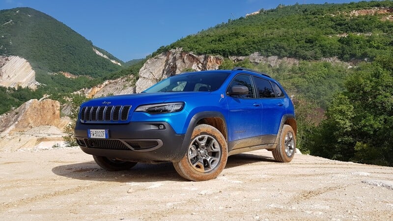 Nuova Cherokee 2019 Trailhawk: col benzina 272 CV &egrave; una pura Jeep bella anche in strada