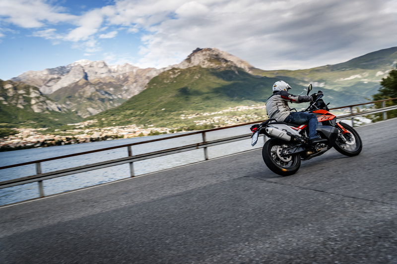 La KTM 790 sul Lago di Como