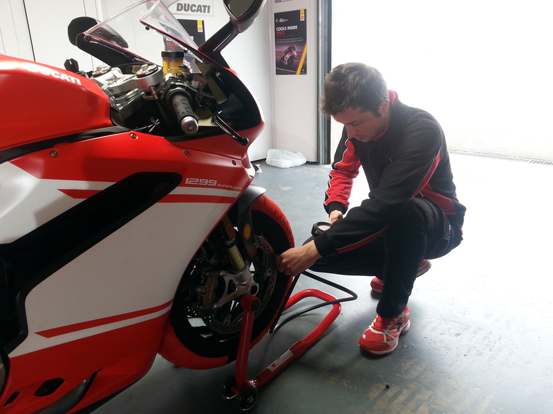 Gabriele durante i test della Panigale 1299