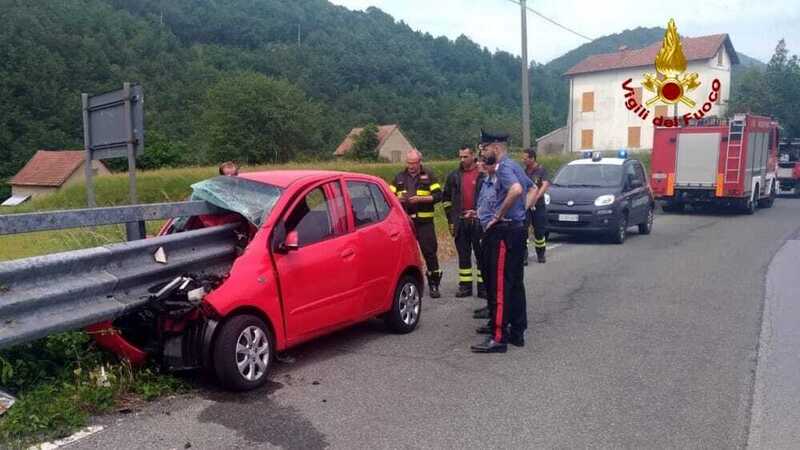 Auto trapassata dal guardrail, conducente ferito ad un braccio