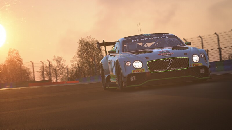 Gigantesca ma incredibilmente agile, la Bentley Continental GT3 spicca per le sue forme e il sound del suo V8 biturbo