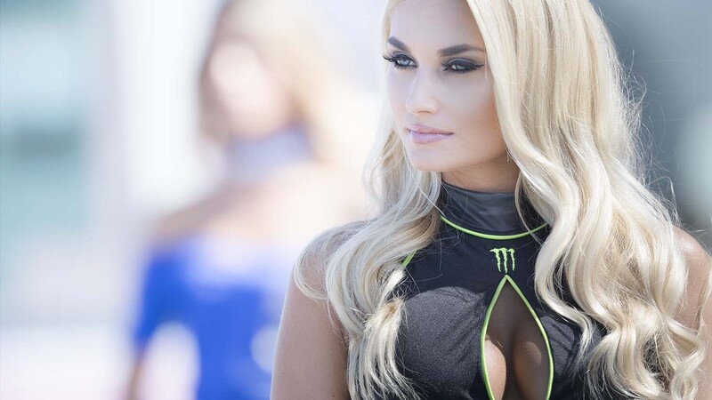 Race Queens: ombrelline, grid girls, pit babes. Una mostra fotografica parla di loro