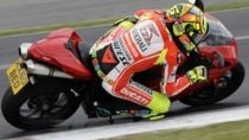 Rossi prova la Ducati 1198 a Silverstone