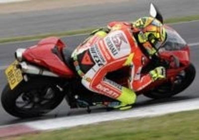 Rossi prova la Ducati 1198 a Silverstone