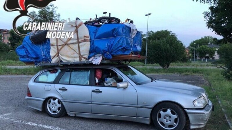 Porta camera da letto sul tetto dell&#039;auto per 700 km. Patente ritirata