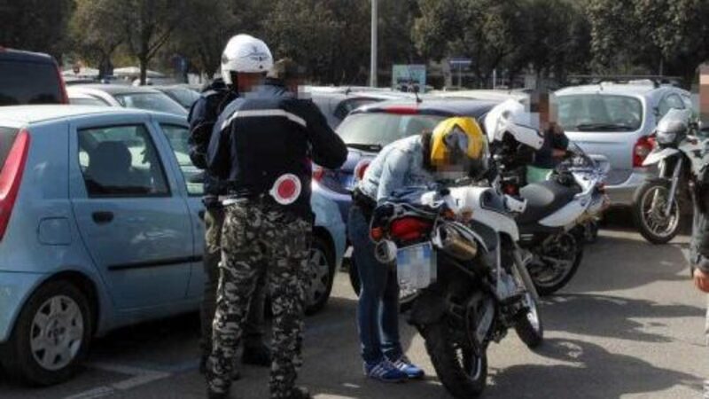 Cellulare alla guida. A Genova piovono multe con le moto civetta