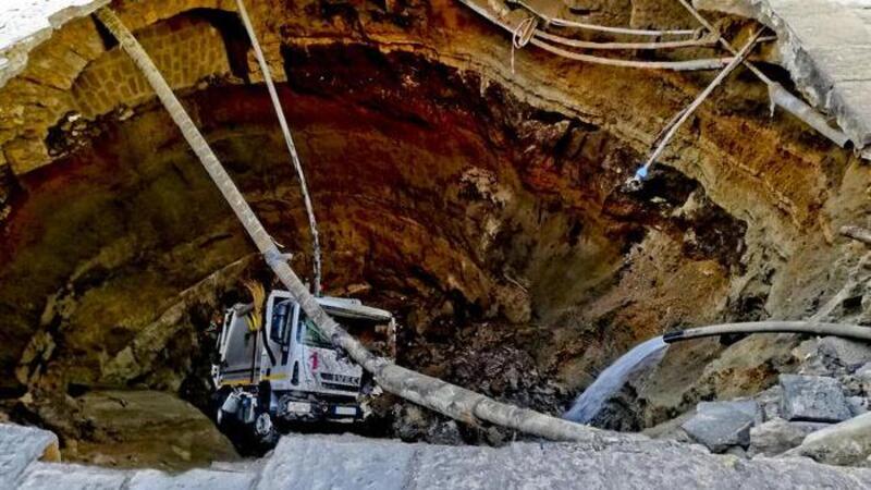 Casoria, si apre voragine per strada: inghiottito camion dei rifiuti