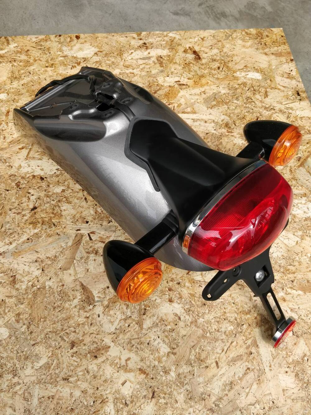 PARAFANGO POSTERIORE PER TRIUMPH THRUXTON 1200 (2)