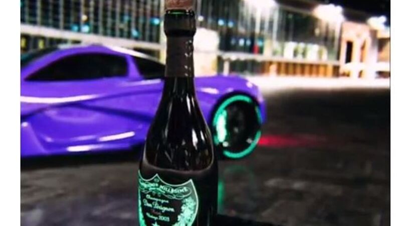 Sboccia il Dom P&eacute;rignon con l&rsquo;alettone della McLaren P1 [video]