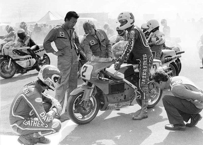 Nel 1979 Honda ritorna nei GP con l&#039;ambiziosa quanto difficile NR V4 a pistoni ovali, qui al disastroso debutto di Silverstone con Grant e Katayama