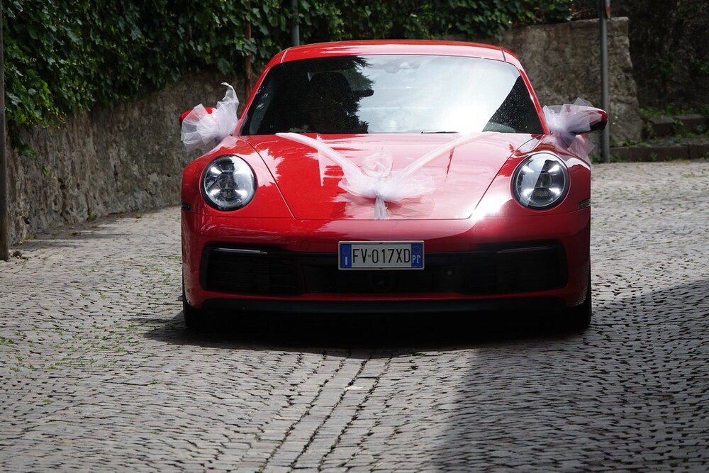 La 911 Carrera 4S con Pack Sport Chrono, abbassata di 1 cm e addobbata, come auto per matrimonio