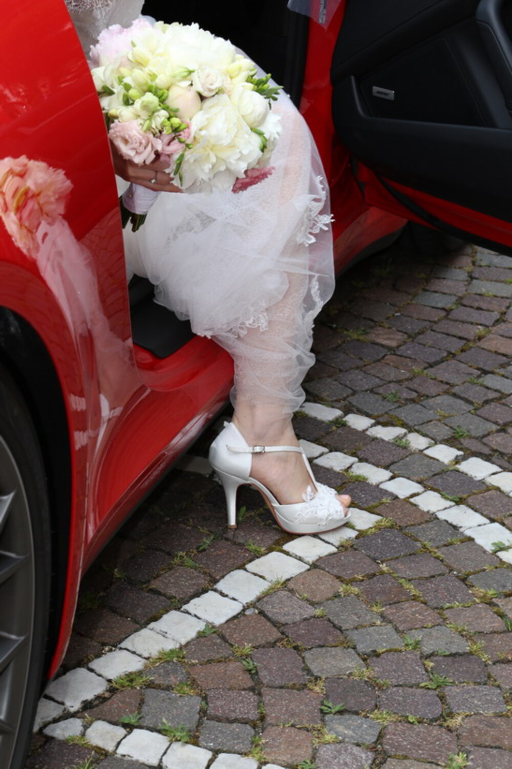 Quando attendi la tua promessa sposa in chiesa e avverti con giusto anticipo l&#039;arrivo, grazie al rombo del 6 cilindri 3.0 Porsche