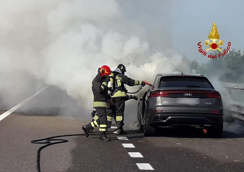 Autostrada A31, Audi Q8 si incendia. Illeso l&#039;autista