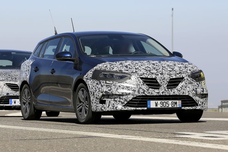 Renault Megane: restyling anche per la station wagon [Foto spia]