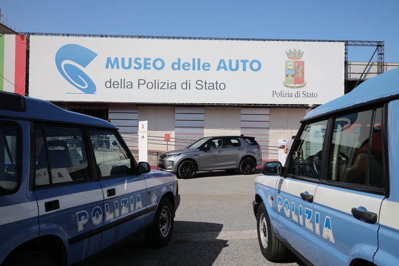 Il nuovo Discovery Sport presente alla consegna delle unit&agrave; per la Polizia di Stato