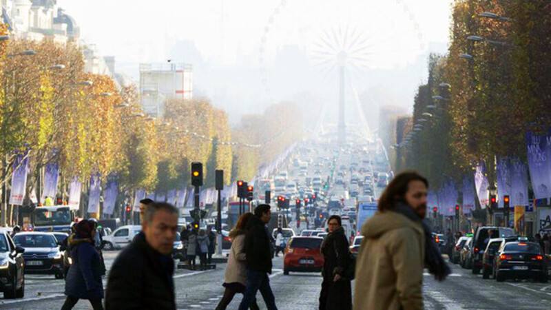 Francia, taglio agli incentivi per le auto green