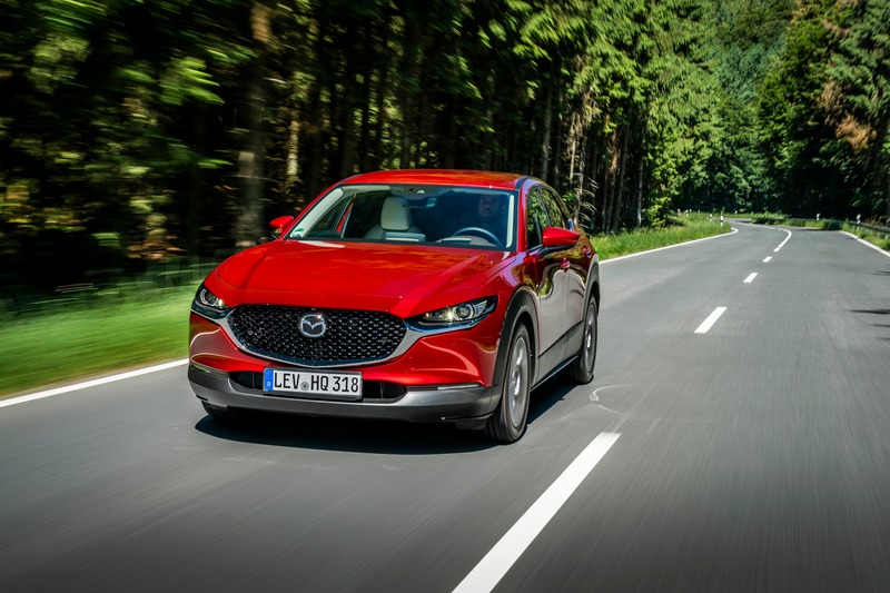 Un&#039;immagine dinamica della nuova Mazda CX-30