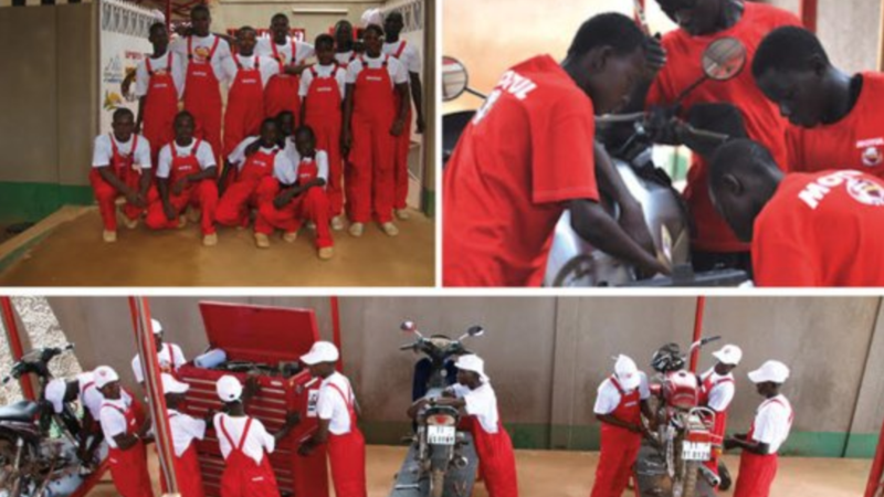 Ciapa la Moto bikini bike wash per Garage Italia in Burkina Faso