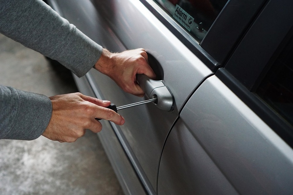 Maniglie portiera scassate: capita sempre meno perch&eacute; i ladri d&#039;auto se la cavano con sblocchi elettronici