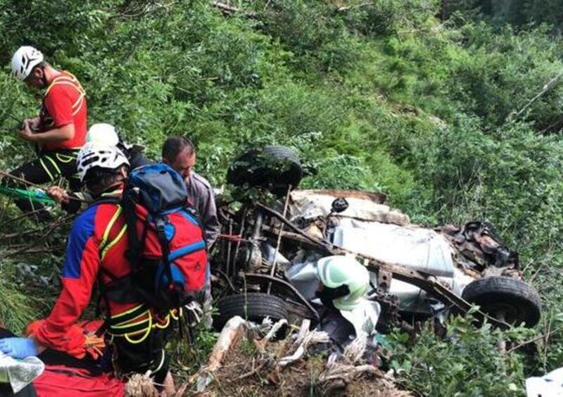 Auto vola da una scarpata per 100 metri. Morte due ragazze