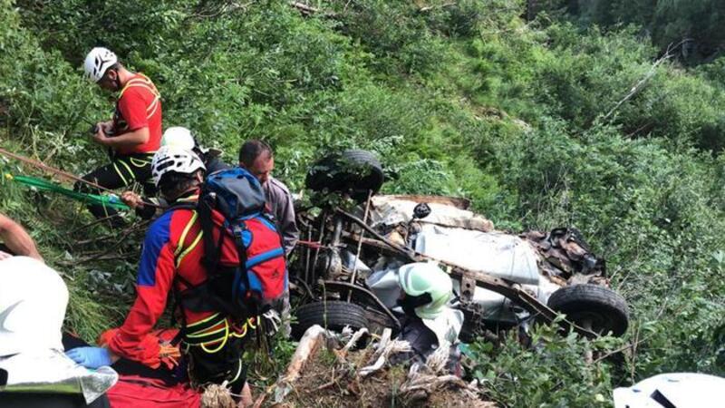 Auto vola da una scarpata per 100 metri. Morte due ragazze