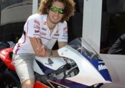 Simoncelli presenta la NSF250R Moto3 al Mugello 