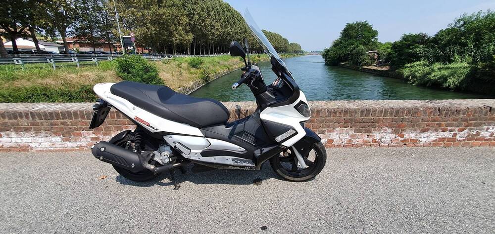 Aprilia SR Max 300 (2011 - 16)
