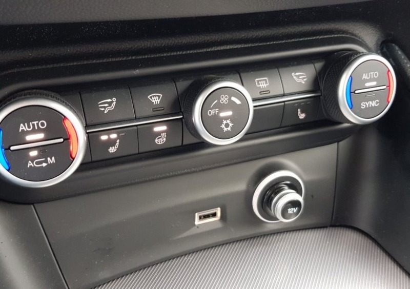 Alfa Romeo Stelvio (2017-->>) (37)