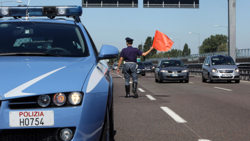 Aereo precipita su autostrada A26: morto il pilota