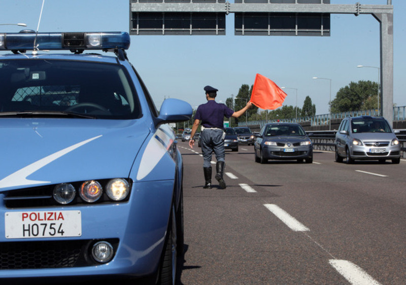 Aereo precipita su autostrada A26: morto il pilota